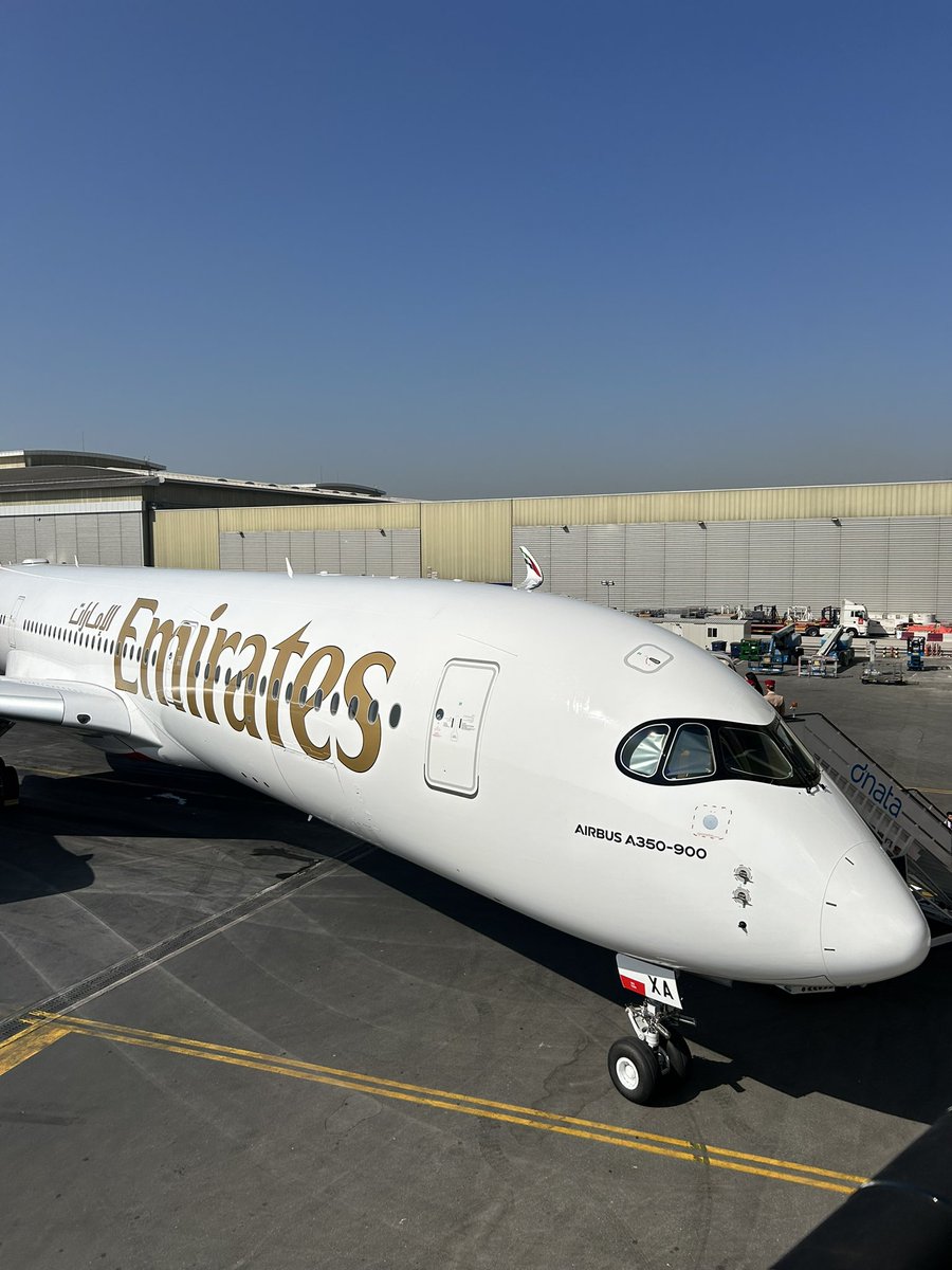 simone_chellini's tweet photo. 🔴 Emirates’ order for 65 A350s is split between 15 ‘standard’ A350s and 50 A350ULR, like the ones that Singapore Airlines flies. These will come with a crew rest area and 298 seats instead of the 312 installed on A6-EXA

Via @airwaysmagazine https://t.co/YYaGDFbMC4