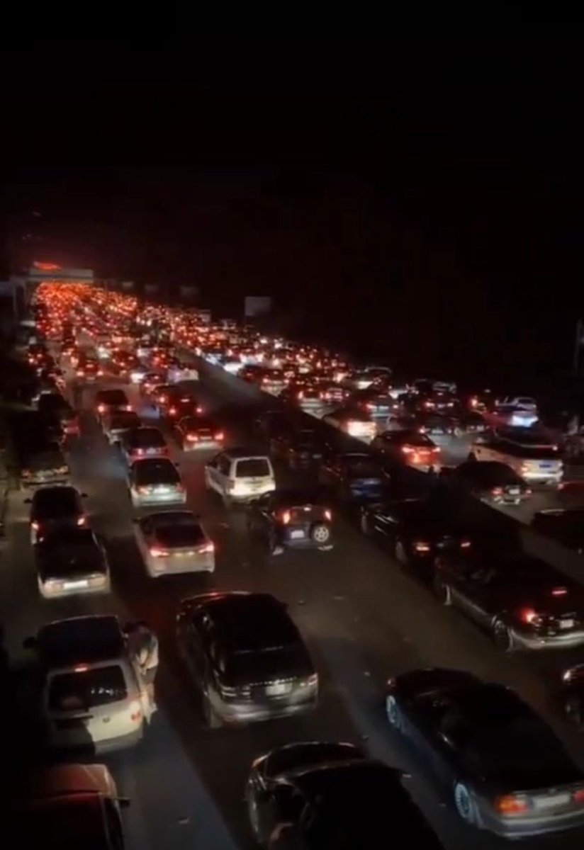 claudeelkhal's tweet image. Cette image semble anodine. Elle est pourtant bouleversante.

Sitôt le cessez-le-feu entré en vigueur, les habitants du sud du Liban se sont immédiatement mis en route pour rentrer chez eux —même s’il ne reste plus rien. Le courage, l’amour de sa terre, la fierté d’être Libanais.