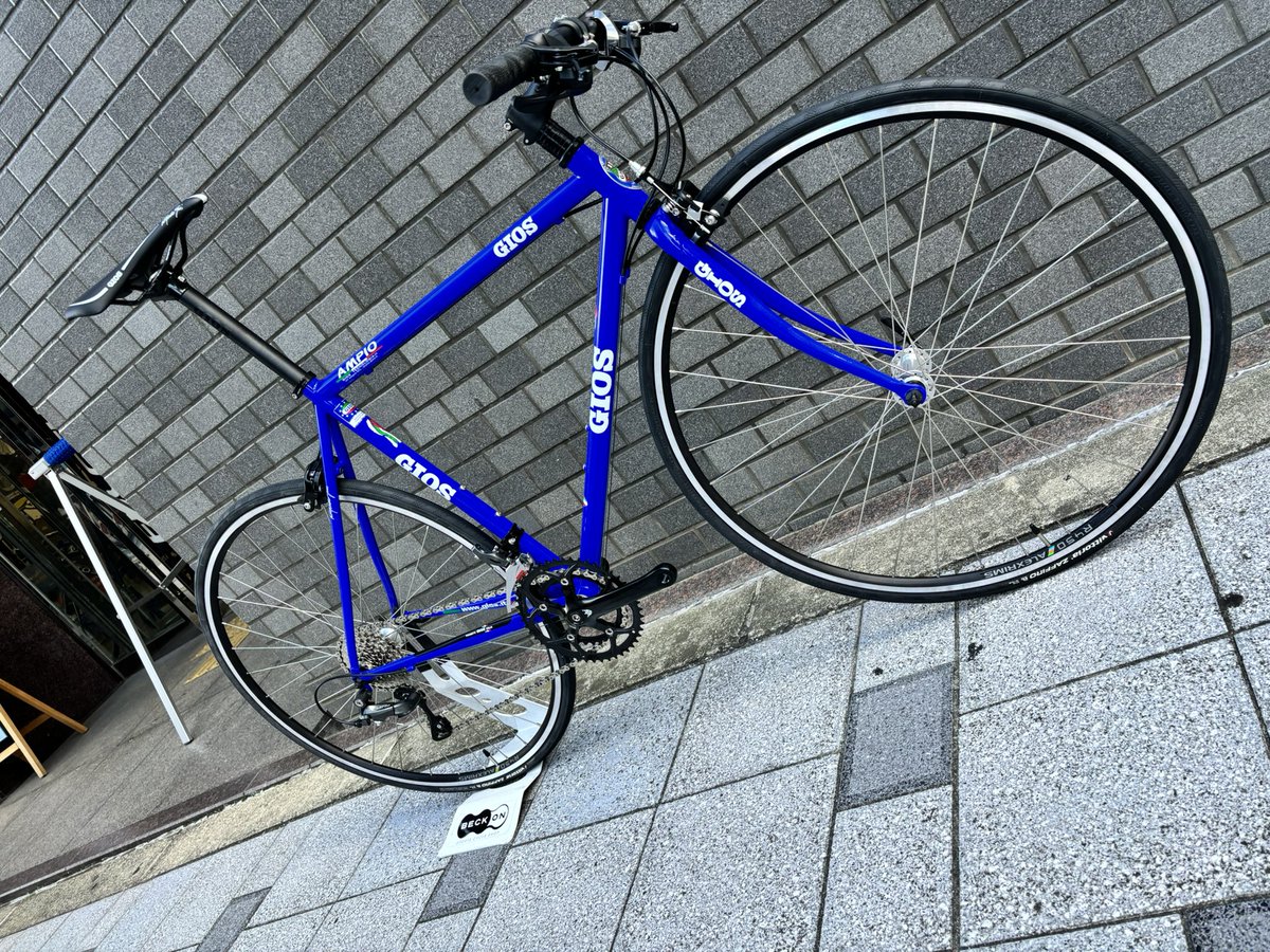 SCS_BECKON's tweet photo. #GIOS #AMPIO クロスバイクな見た目だけど、フラットバーロードバイクです
510サイズ 165-175cmぐらいの方に
定価121,000円
ヨーロッパの雰囲気のあるクロモリフレームで、軽快なサイクリングを🍁
#ベックオンブラックフライデー こちらも表示価格から10%OFF
#beckon #ベックオン https://t.co/hPChFlP4IX
