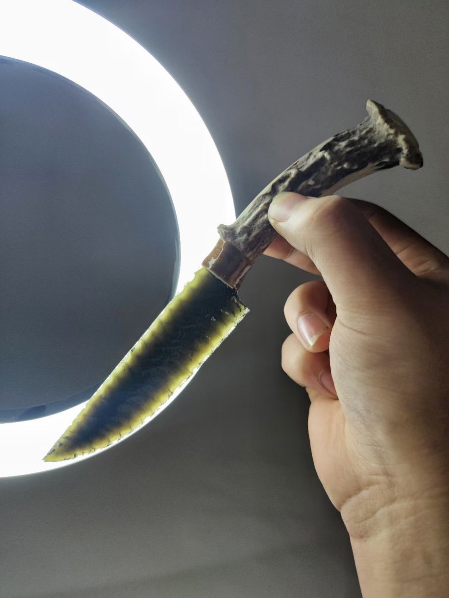 chengwang19503's tweet photo. I am a knife, a knife with unique patterns. My blade is like a lake in the night, with mysterious ripples, which are the marks given to me by the craftsman who forged me. My handle is made of an ancient piece of animal bone, carrying the roughness and toughness of years https://t.co/VqKbY5NWsl