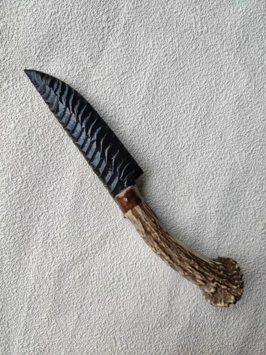 chengwang19503's tweet photo. I am a knife, a knife with unique patterns. My blade is like a lake in the night, with mysterious ripples, which are the marks given to me by the craftsman who forged me. My handle is made of an ancient piece of animal bone, carrying the roughness and toughness of years https://t.co/VqKbY5NWsl