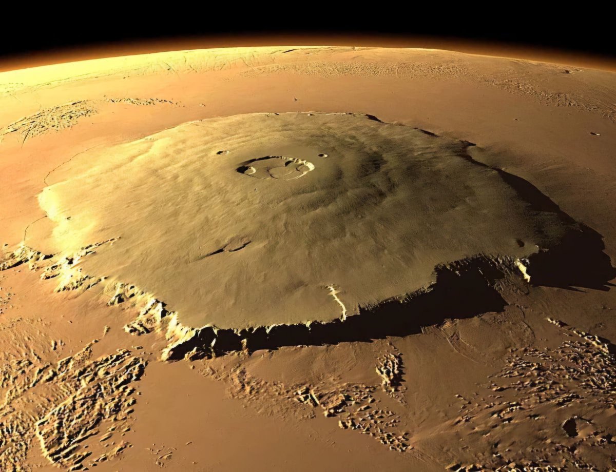 AMAZlNGNATURE's tweet image. The tallest mountain in the solar system, Olympus Mons on Mars. It has a height of 21.9 km, Mount Everest is 'only' 8.8 km tall.