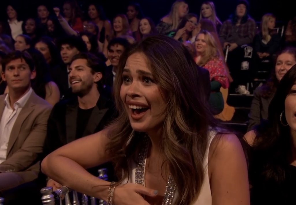 berstcns's tweet photo. KELSEY’S FACE HELP MEEE https://t.co/ovqbYmBZuy
