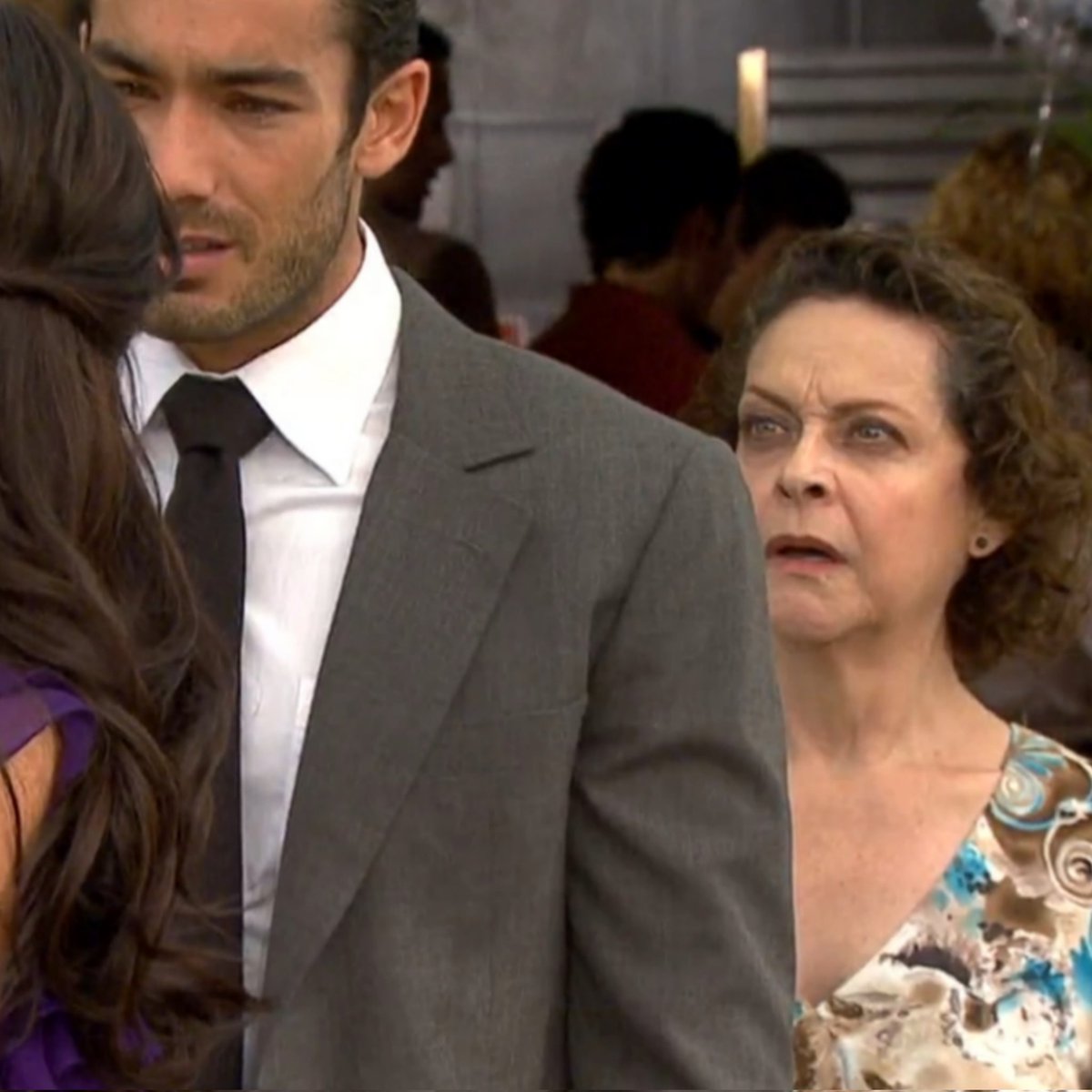 ChismecilloFeli's tweet photo. Doña Reflujo como siempre de chismosa queriendo saber qué pasa entre Teresa y 🌊 y 🍑 
#teresaposting #Teresa #novelas https://t.co/zPKO5L4bPf