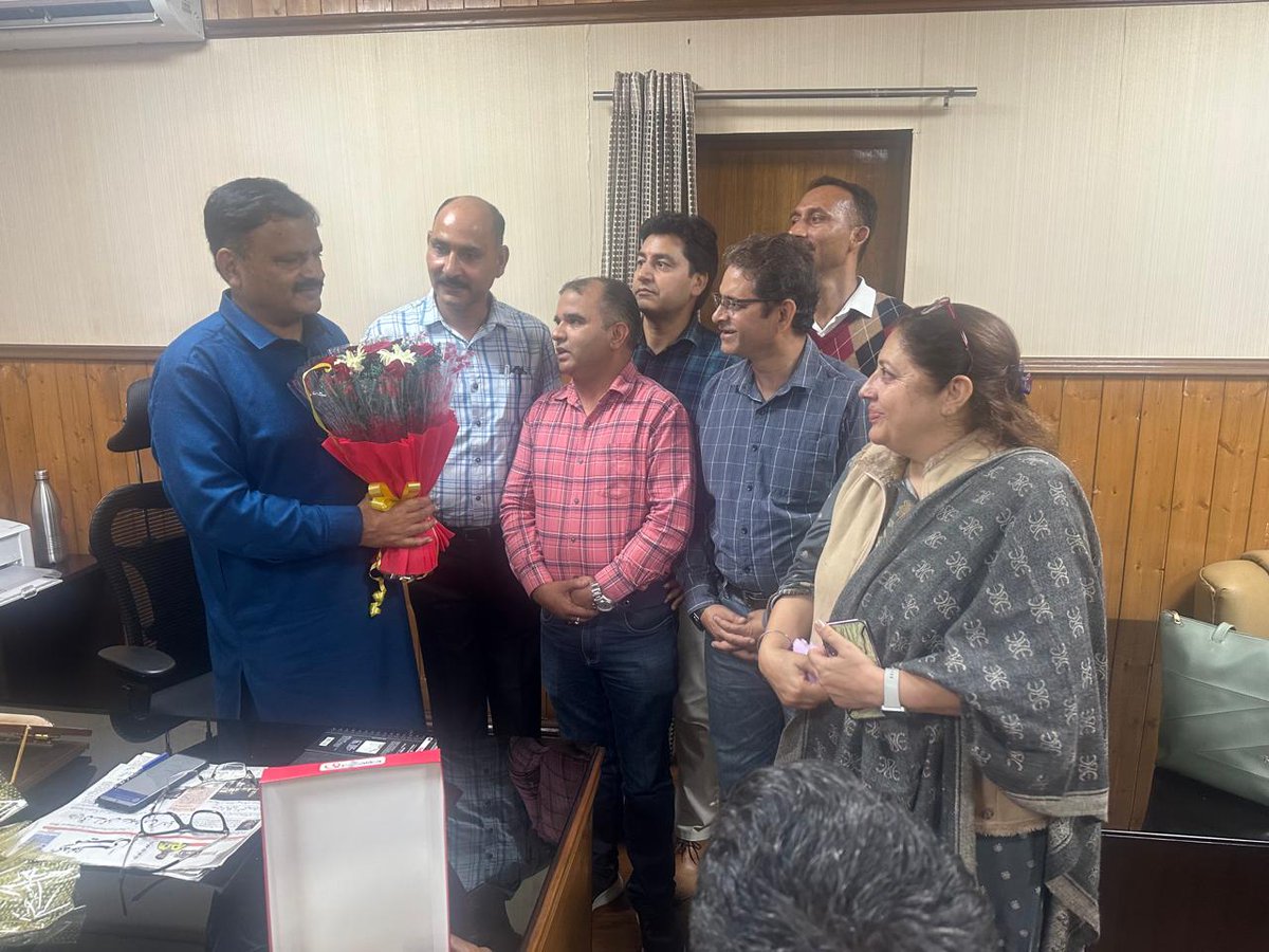 PscCwc's tweet photo. Central Body Jammu of PSC Lect' Associa. led by Mr.Manjeet Chib projecting the demands of +2 cadre and leading in right direction,raising issues #ACP ,2annual increments in favour of #202 appointees, follow up the core issues with utmost dedication,
@Surinderch55 @sakinaitoo https://t.co/stzImaHK1u