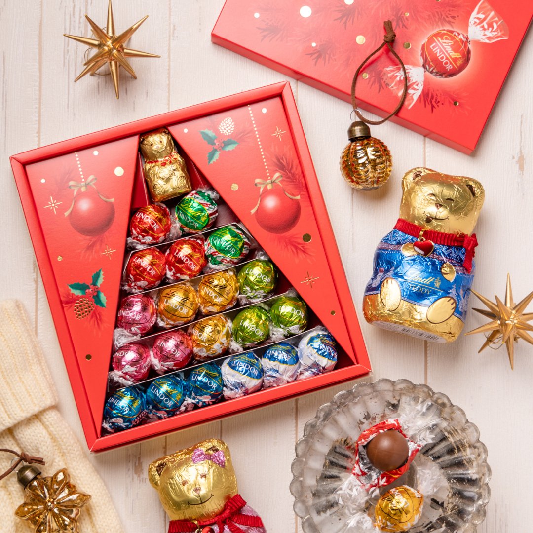 クリスマスツリーと、テディベアのオーナメントで、煌めくホリデー