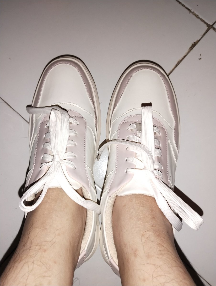 beyour_stuff's tweet photo. Sneakers yang worth to buy. Desain dan perpaduan warnanya gemes. Seoatunya empuk dan gak licin jadi nyaman dipake. Selalu beli di toko ini karena sepatunya awet dan lucu. Ada ukuran buat kaki besar juga

🛍: https://t.co/oxTMXsgWb4 https://t.co/vJpaRDAjM9