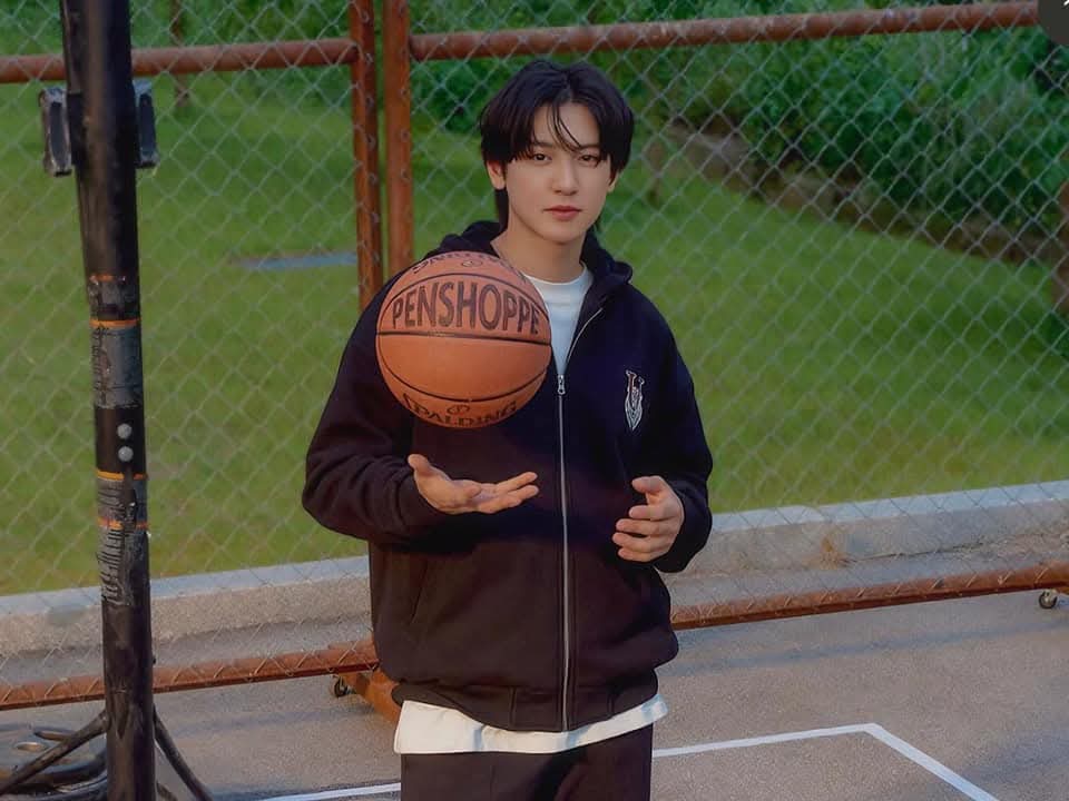 ksforcy's tweet photo. Happy birthday to this guy right here 🎂✨️🎉🥳
Chanyeol, i hope you have a wonderful day🥂
#OurCloverLoeyDay
#찬열이란_행복이_쏟아져내리는_오늘
#HappyChanyeolDay 
@weareoneEXO https://t.co/eXjJQokk1l