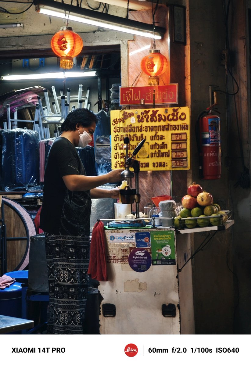 XiaomiThailand's tweet photo. 📲🟠ชวนสัมผัสวิถีชีวิตในยามค่ำคืน เสน่ห์ของการค้าขายที่ไม่เคยหลับใหล ให้ภาพถ่ายบอกเล่าเรื่องราวและอารมณ์ได้แบบที่ตาเห็น แค่มี Xiaomi 14T Pro
.
📍ดูรายละเอียดเพิ่มเติมได้ที่ : https://t.co/xEHvov6j47
#Xiaomi14TSeries #OnlyAtNight #Xiaomi14T #Xiaomi14TPro https://t.co/ybhuaeeN3a