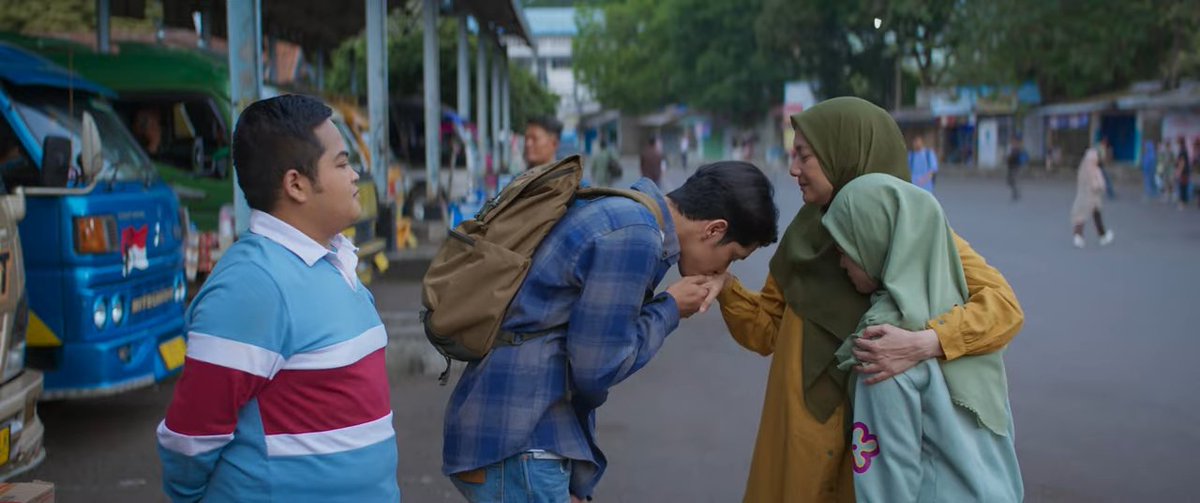 Kalau soal acting, ada satu momen Abun Sungkar &amp; Cut Mini sbg Athar &amp; ibunya yg chemistry-nya total.

Ngeeksplor gimana cara ngejaga baik hubungan ibu anak, gak ngeguruin, kasih rasa yg bikin tenang &amp; ngena 😢

Adegannya semacam jadi reminder buat jangan lupa sama sosok ibu.