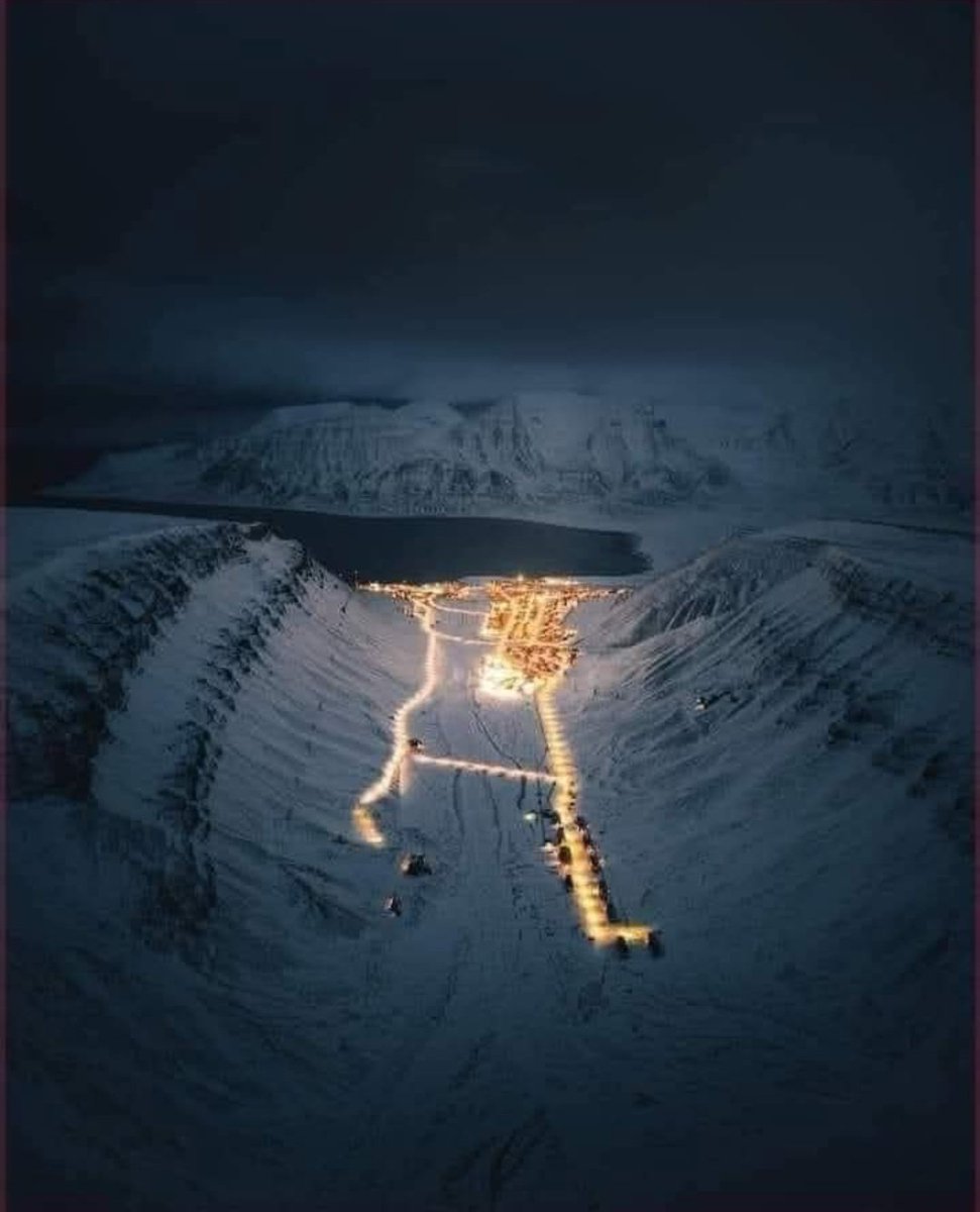 ये उस देश में सुबह सात बजे का नज़ारा है जहां सूरज नहीं ऊगता
ये नॉर्वेजियन द्वीपसमूह स्वालबार्ड के मध्य में दुनिया का सबसे उत्तरी आर्कटिक शहर लॉन्गइयरब्येन है, जो 78 डिग्री अक्षांश पर स्थित है। यहां की आबादी कुल 2,000 से थोड़ी अधिक है, लॉन्गइयरब्येन भी अन्य आम शहरों की तरह ही है