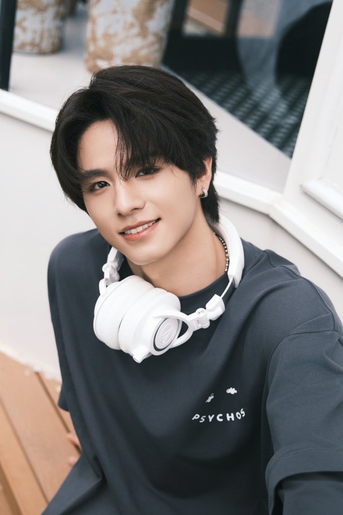 Sunflower Flower Sea Reverse Support 🌻 "Ain't Got You" Romantic Premiere 🎤 At 12 noon, come to Ten thousand yuan stage,  listen to the song 👂

#LEV #레비 #レビ
#WANGZIHAO #왕즈하오 #王子浩 #ズハオ
#Ten_thousand_yuan_stage
