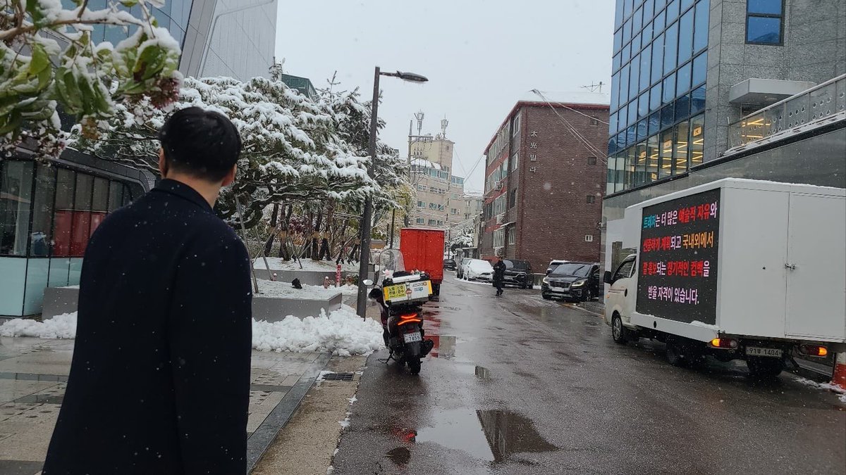 Treasure_Mex's tweet photo. The truck had already moved in front of the building, and Yg staff already came out.

YG PLEASE HEAR US OUT
#TreasureDeservesBetter
#LatamStandsWithTreasure
#TREASURE #트레저 https://t.co/hVh0l13d3p