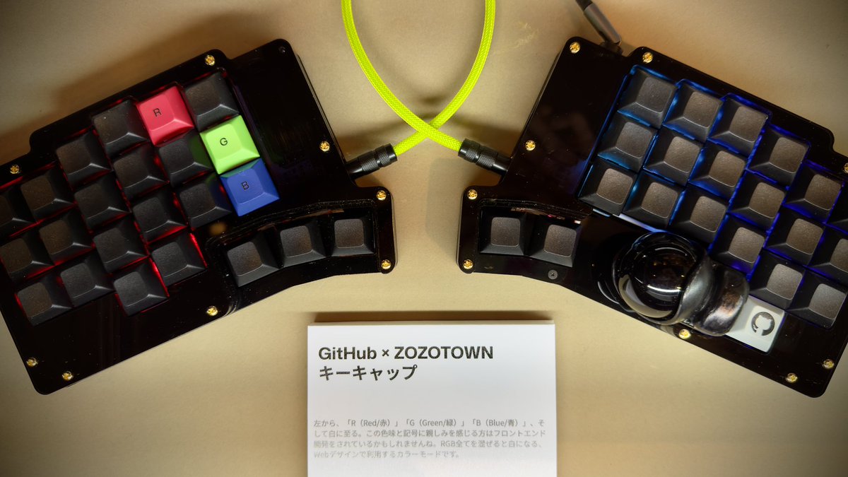 ikkou's tweet image. 図らずも昨日時点で在庫切れになってしまいましたが、GitHub × ZOZOTOWN コラボキーキャップの実物サンプルを愛機とともに展示しています:)

会場にお越しの方、ぜひお立ち寄りください🙌

#GitHubUniverseRecap #keybase44
