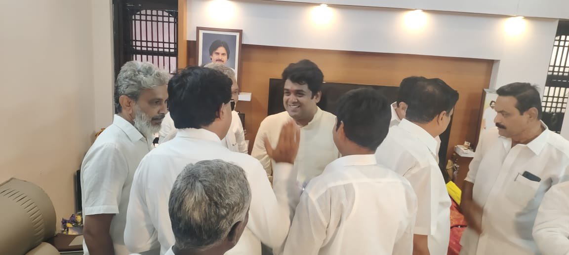 APMediaChairman's tweet photo. అహుడా చైర్మన్ గా బాధ్యతలు స్వీకరించిన జనసేన పార్టీ ఉమ్మడి అనంతపురం జిల్లా అధ్యక్షుడు శ్రీ టీసీ వరుణ్ గారికి @tc_varun గారికి శుభాకాంక్షలు మరియు అభినందనలు. ఉమ్మడి అనంతపురం జిల్లా సమగ్రాభివృద్ధి కి #AHUDA చాలా కీలకమైనది. చైర్మన్ గా బాధ్యతలు క్లిష్టమైనవి @JanaSenaParty @PawanKalyan https://t.co/MJ5D4ZHnU8