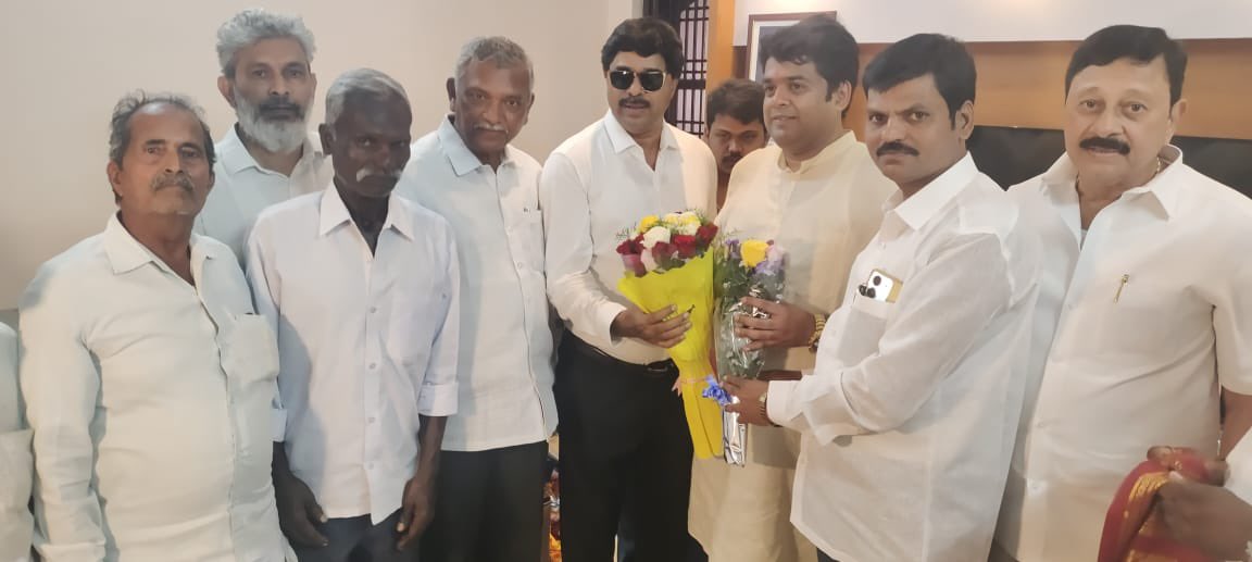 APMediaChairman's tweet photo. అహుడా చైర్మన్ గా బాధ్యతలు స్వీకరించిన జనసేన పార్టీ ఉమ్మడి అనంతపురం జిల్లా అధ్యక్షుడు శ్రీ టీసీ వరుణ్ గారికి @tc_varun గారికి శుభాకాంక్షలు మరియు అభినందనలు. ఉమ్మడి అనంతపురం జిల్లా సమగ్రాభివృద్ధి కి #AHUDA చాలా కీలకమైనది. చైర్మన్ గా బాధ్యతలు క్లిష్టమైనవి @JanaSenaParty @PawanKalyan https://t.co/MJ5D4ZHnU8