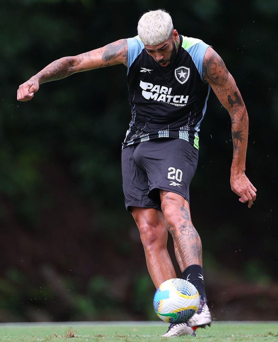 GRAVE: Estêvão e todo ataque do Palmeiras estão dentro do short do Barboza.