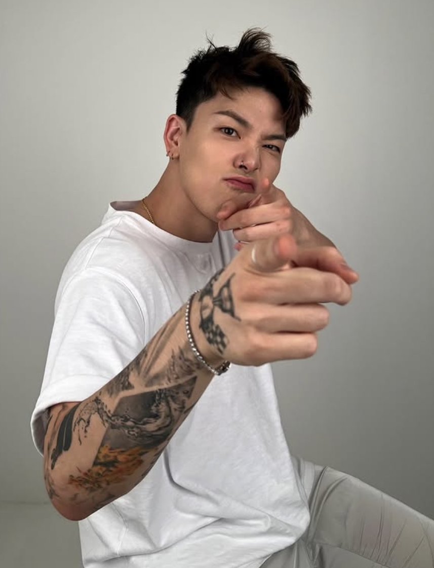 tadahits4memes's tweet photo. i just appreciate zelo's vibe so much, dude is an insanely talented rapper and dancer, was essentially a prodigy in kpop, he learned how to sing, do acrobats, he speaks multiple languages fluently, yet he's still, undeniably, a himbo https://t.co/CVzzm1wQDs