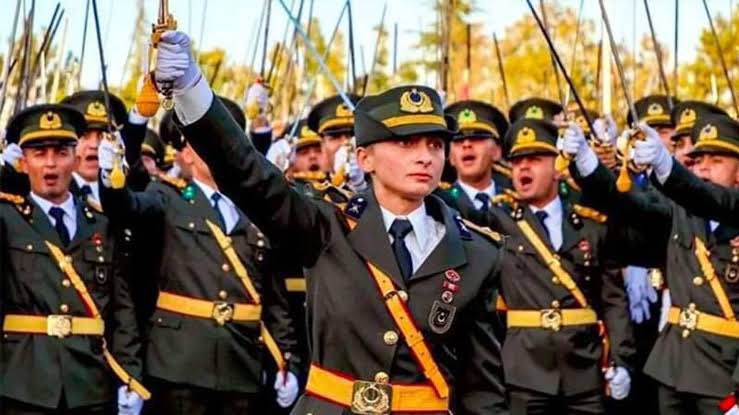 Sadece teğmenlerimizin yanında olanlara Günaydın. Diğerlerine yağmurlu havada su yok.