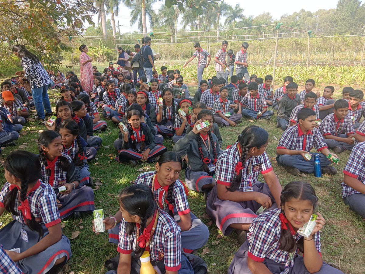 kvsambra's tweet photo. PM SHRI KENDRIYA VIDYALAYA NO 1 AFS SAMBRA organized a Exposure Visit on 26.11.2024 to University of Agricultural Science Dharwad under the Guidance of Shri Sandeep Acharya. The visit was a rewarding experience inspiring students. https://t.co/Bt0YNwC0yc