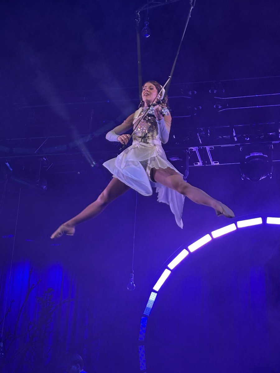 chrpark94's tweet photo. I've been wanting to see Lindsey Stirling in concert for quite some time. Finally made it happen this year and I'm so glad I went. Her arrangements are great and the level of talent on display is incredible. Highly recommend going! https://t.co/KEQW6Le99b