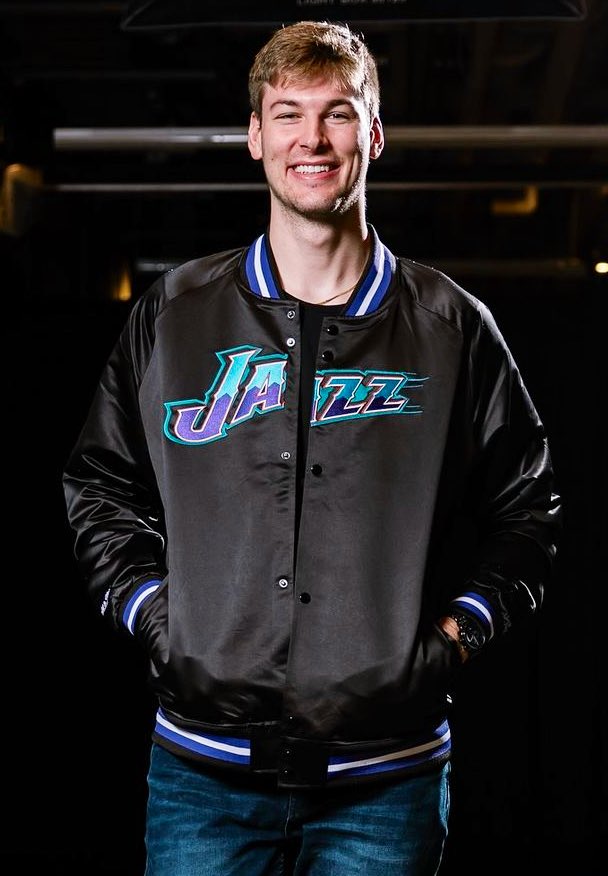 JazzNationNews's tweet photo. This #UtahJazz @mitchell_ness jacket (worn tonight by @kylefilipowski) is available right now for only $83 with the #BlackFriday sale happening thru @Fanatics
Link 👉 https://t.co/tsw8iKQkxd
.
#JazzNation #NBA #TakeNote
#Fanatics #MitchellNess https://t.co/gp30CGnzLk