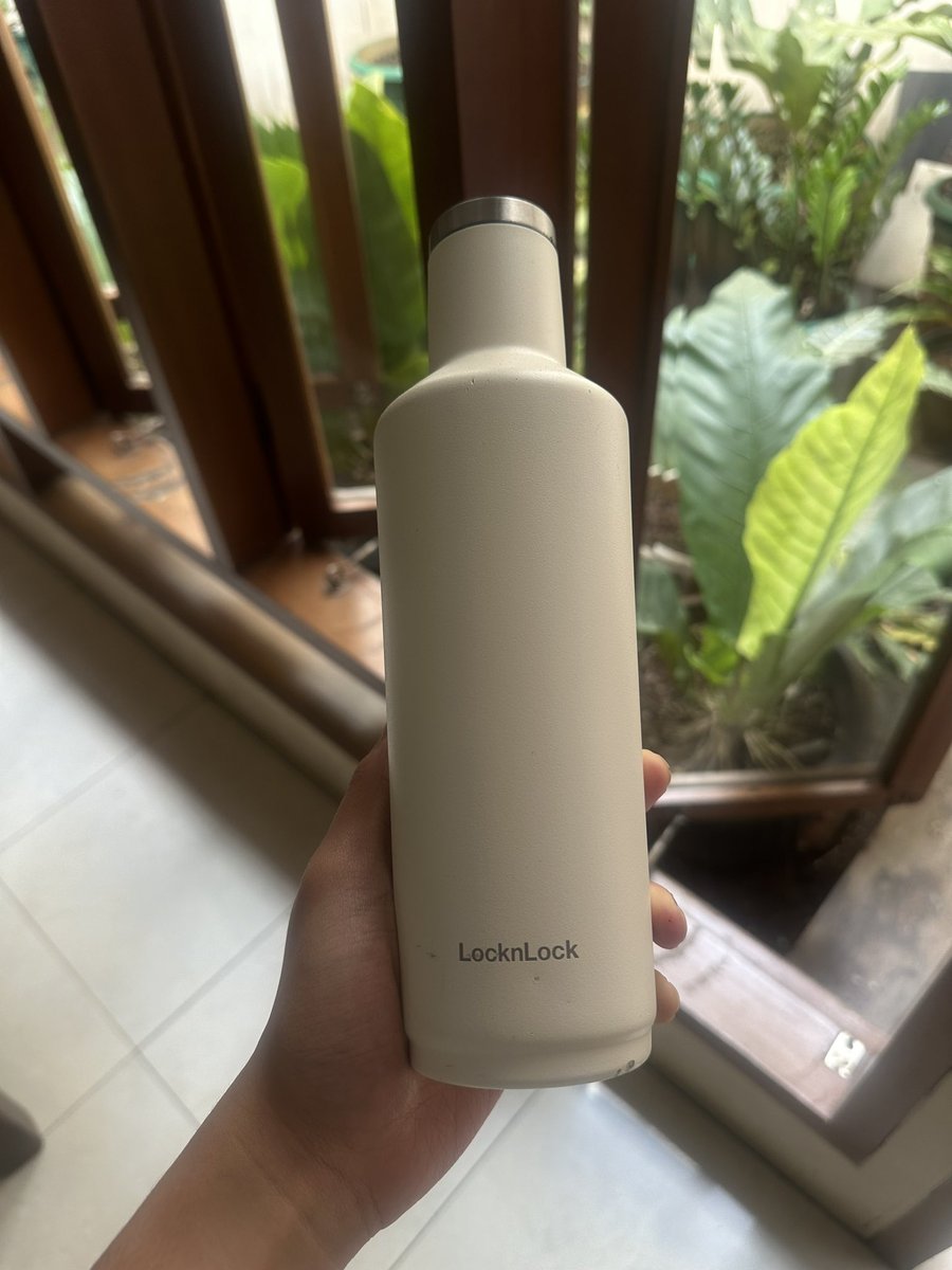 pengwinningg's tweet image. Gw sudah tidak akan FOMO dengan AKAL AKALAN LU SCBD WORKERS dengan obsesi terhadap barang barang mahal, gw gaakan tergoda beli tumbler 800rebu entuh. Gw akan stick dengan LOCK AND LOCK GUEH