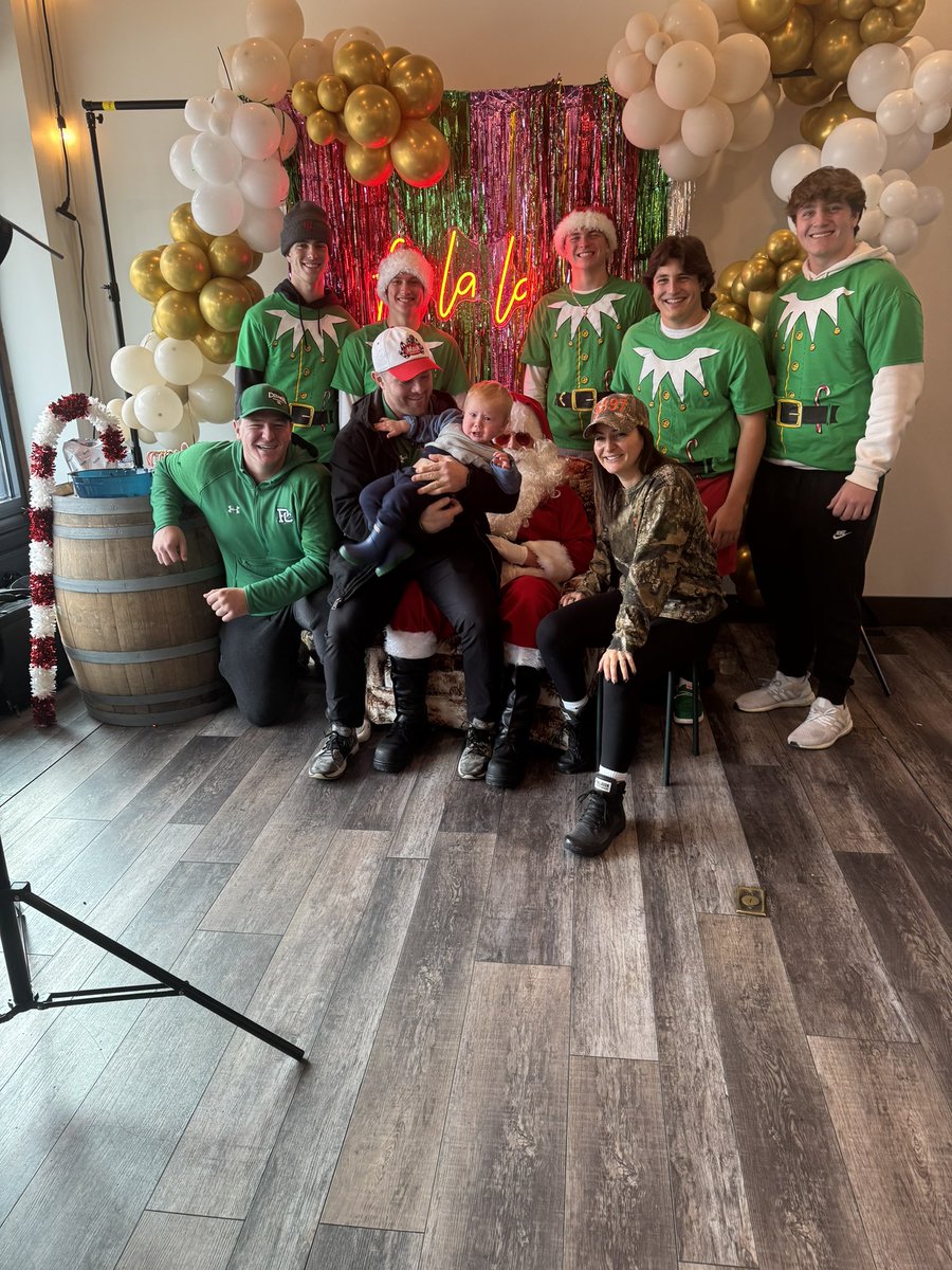 Tyler_Plantz's tweet photo. Elite young people giving their time to something bigger than themselvesโฆ
#TheCelticStandard ๐
#FrankStrong ๐ช
& the little man loved Santaโฆ ๐๐ก https://t.co/lvEi2aM7xU