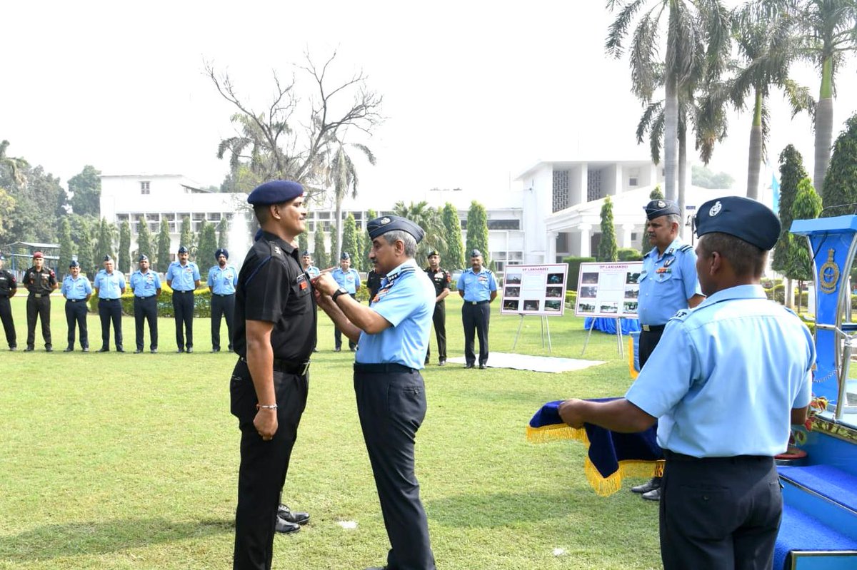 NorthernComd_IA's tweet photo. #OpLakhandei
#StrikeOne, #RedEagleDivision Engineers were honoured by Air Officer Commanding-in-Chief, #CentralAirCommand, for jointly recovering an Advanced Light Helicopter from #LakhandeiRiver floodwaters in #Muzzaffarpur, #Bihar.
The operation exemplified seamless synergy between the #IndianArmy and #IndianAirForce.
#StrikeOne
@adgpi
@IAF_MCC