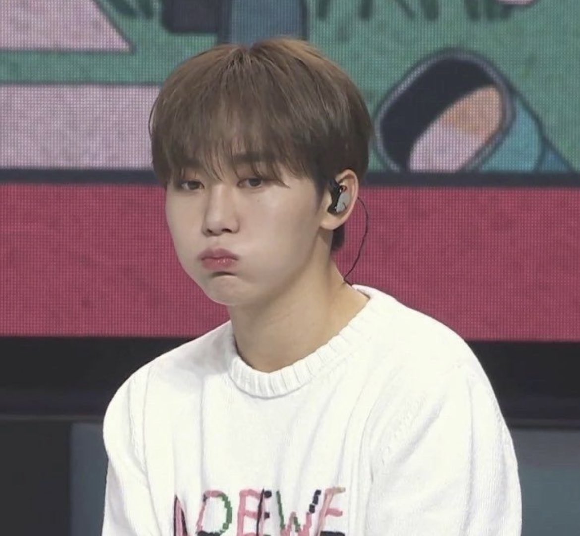 yoon_boos's tweet photo. 아리아나 그란데                 아니아냐 동그란데 https://t.co/XFWhvVCfE2