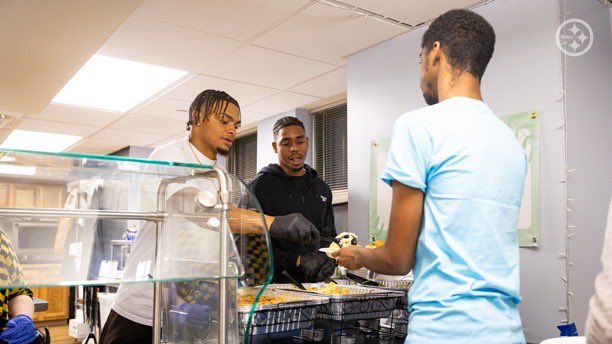 WHOLESOME: #Steelers QB Justin Fields held a Thanksgiving dinner for kids from foster care system and unstable homes.

👏

Very classy from Justin, giving back to the community like this. They were all extremely appreciative for his support.
