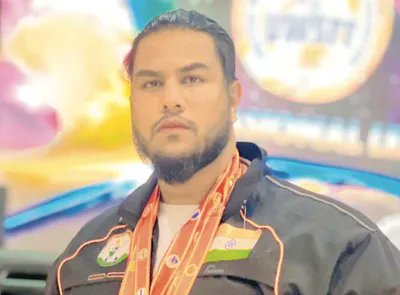 Javed3015's tweet image. #FardeemHussain, a Srinagar-based 21 y/o powerlifter clinched a gold medal at #IBFF Powerlifting World Championship.  With this,he became the first athlete from Jammu Kashmir to attain this feat.

 #BadaltaKashmir #ChanelxBecky  #MumbaiTerrorAttack #ConstitutionDay