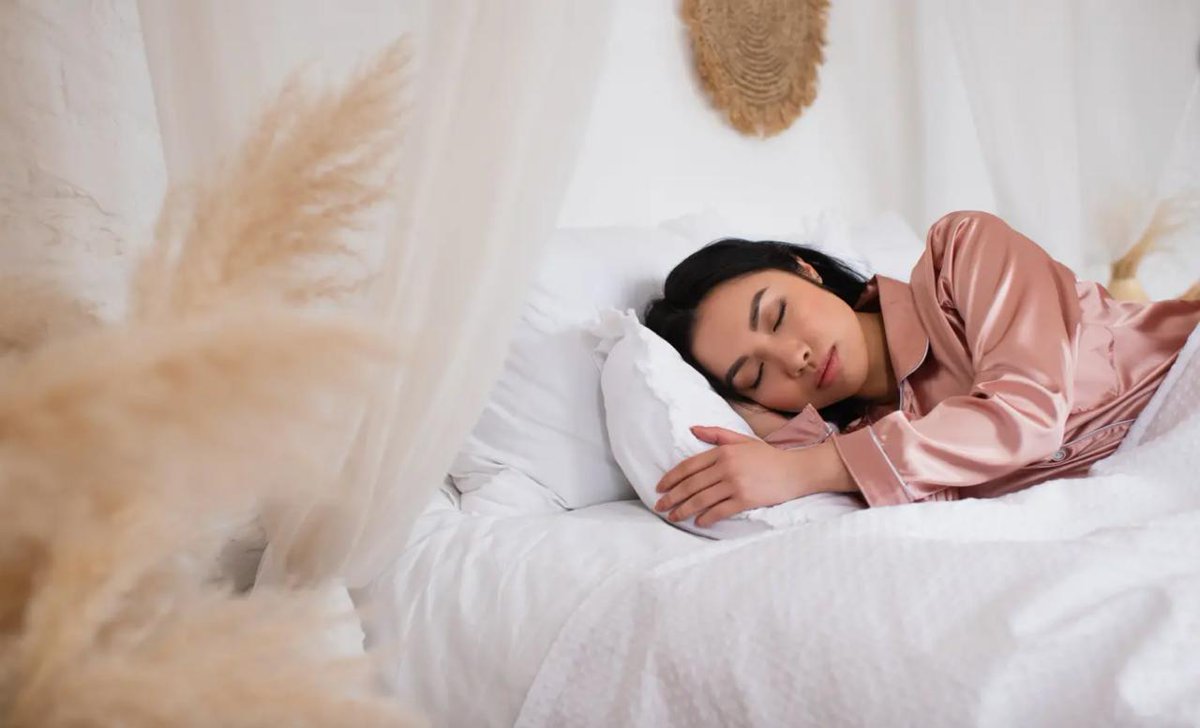MarioNawfal's tweet photo. 🚨IRREGULAR SLEEP SCHEDULES LINKED TO DEADLY HEART RISKS

A new study reveals that inconsistent sleep schedules can increase your risk of major cardiovascular events like heart disease or stroke—by as much as 26%, even if you get the recommended 7–9 hours of sleep per night.

Researchers tracked 72,269 people, aged 40–79, over eight years. 

Those with irregular sleep patterns were significantly more likely to face heart attacks or strokes than regular sleepers. 

Stability in sleep-wake cycles may matter more than sleep duration.

Source:NY Post