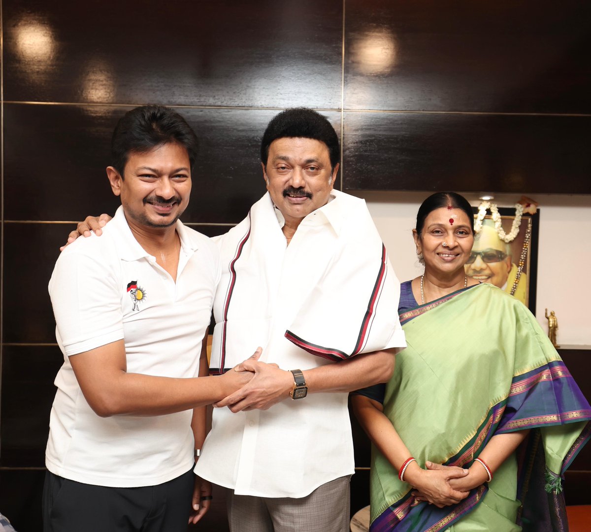 Udhay (@udhaystalin) on Twitter photo உயிரையும், உடலையும் தந்தது மட்டுமின்றி தமிழ்நாட்டை நேசிக்கும் உணர்வையும் - அயராது உழைப்பதற்கான ஆற்றலையும் தந்து கொண்டிருக்கும் கழகத்தலைவர் – மாண்புமிகு முதலமைச்சர் <a href="/mkstalin/">M.K.Stalin</a> அவர்களிடமும், ஈன்றெடுத்த அன்புத்தாயாரிடமும் பிறந்தநாள் வாழ்த்துகளைப் பெற்றுக் கொண்டோம்.
எந்நாளும் உயிரையும், உடலையும் தந்தது மட்டுமின்றி தமிழ்நாட்டை நேசிக்கும் உணர்வையும் - அயராது உழைப்பதற்கான ஆற்றலையும் தந்து கொண்டிருக்கும் கழகத்தலைவர் – மாண்புமிகு முதலமைச்சர் <a href="/mkstalin/">M.K.Stalin</a> அவர்களிடமும், ஈன்றெடுத்த அன்புத்தாயாரிடமும் பிறந்தநாள் வாழ்த்துகளைப் பெற்றுக் கொண்டோம்.
எந்நாளும்