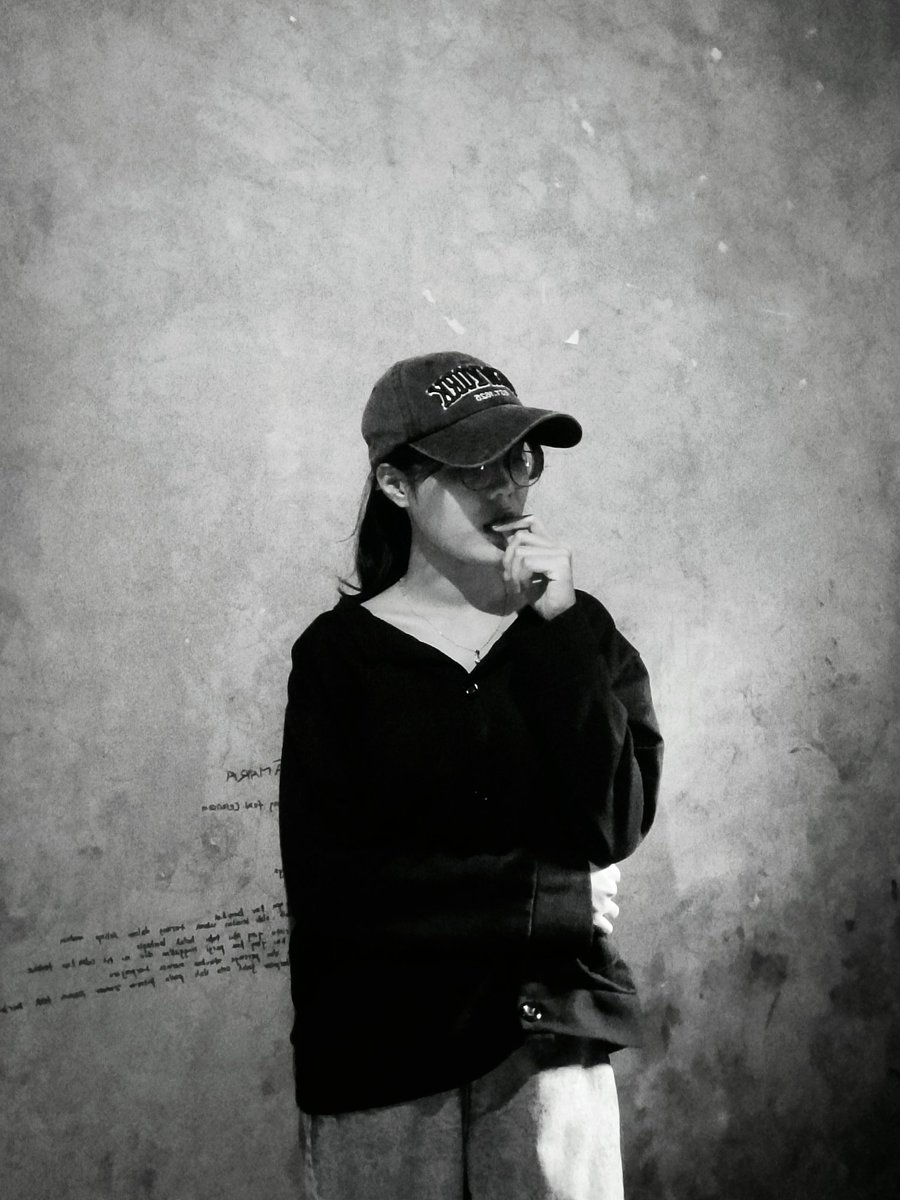 Sooaaa84's tweet image. 그는 카메라 뒤에 숨을 수 밖에 없었어 ☺️