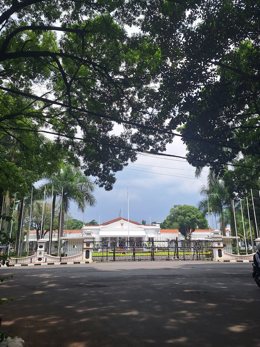 Siapakah penghuni gedung Pakuan selanjutnya??? 
#pilgub