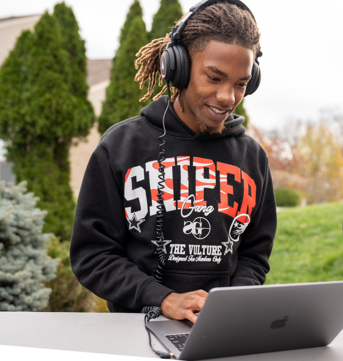 🎧 Locked in like Lil Richh E said, ‘Don’t get me started!’ 💻🎶 When the grind meets the vibe, nothing can stop the focus. #SniperVision #DontGetMeStarted #CreativeZone #Q4Focus