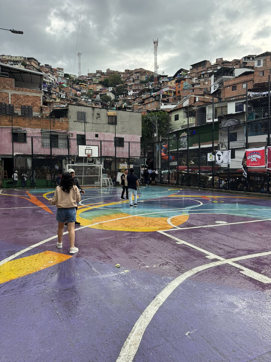 unanunanu's tweet photo. 麻薬王が支配してたと治安最悪だったメデジンのコムナ13🇨🇴
いまは治安が改善されコロンビアでも人気の観光地。活気があって、下町感もありつつ、アートも溢れ、栄えててめちゃくちゃお気に入り🫶 https://t.co/CiEuaYTNHg