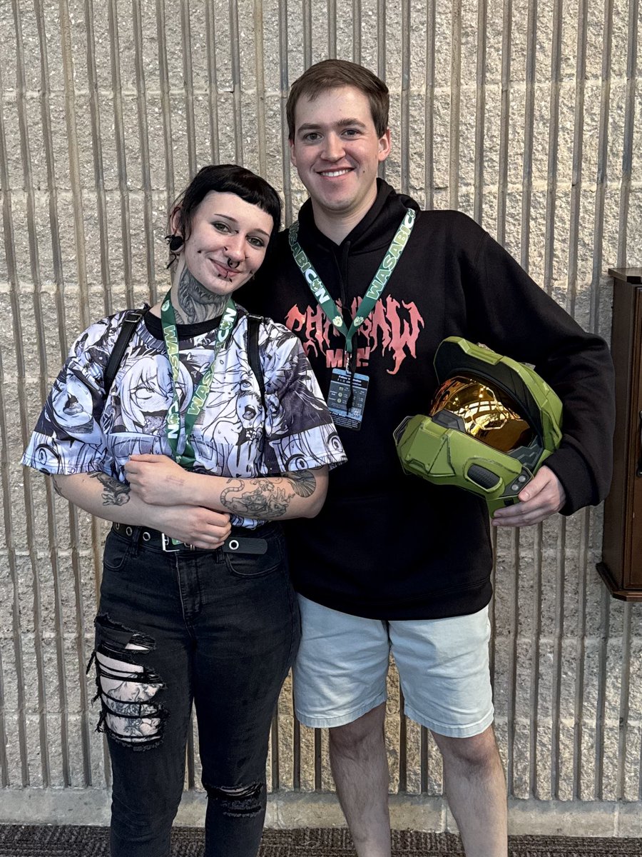 noble_ux's tweet photo. first time anime convention was a success, bought way too much stuff but had a lot of fun hanging out with friends https://t.co/3fu0ESykPe