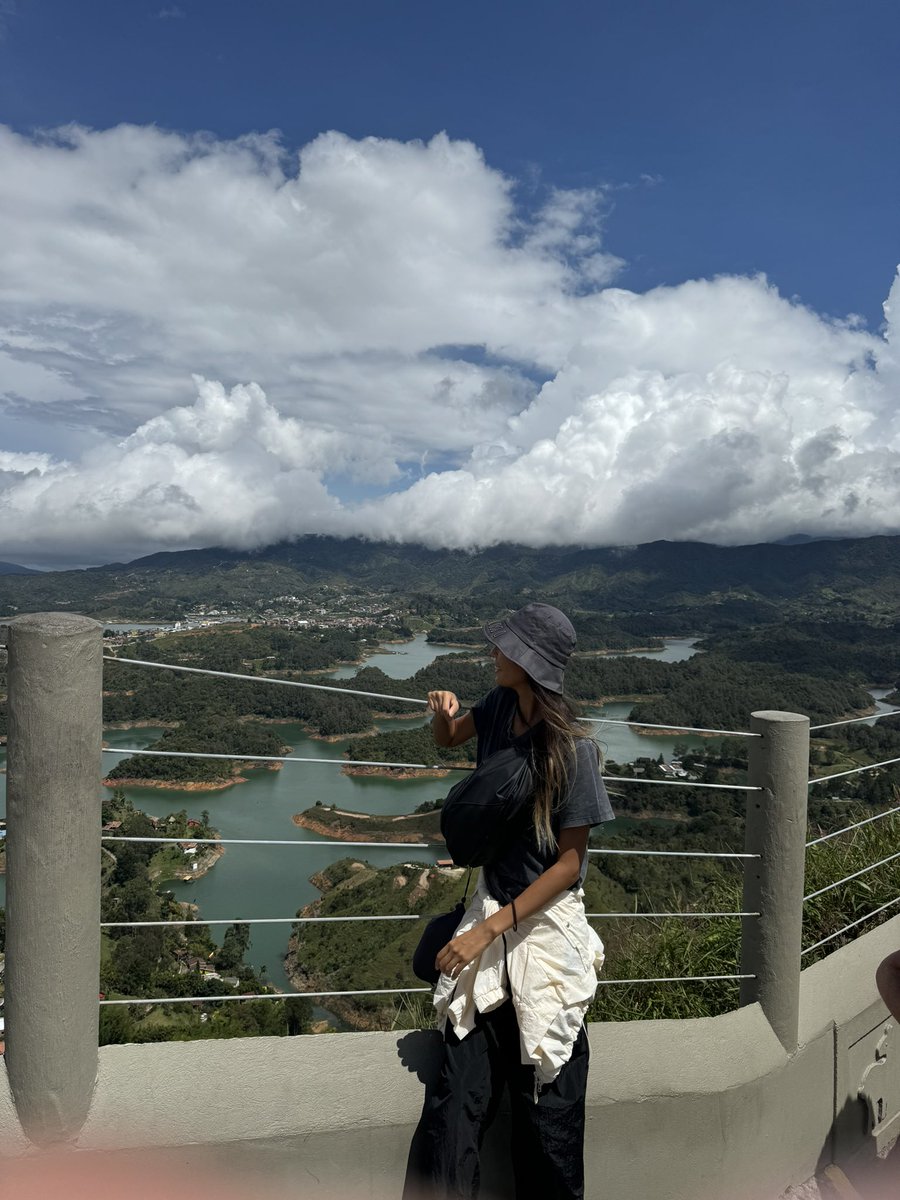 unanunanu's tweet photo. メデジンからバスで2時間ピエドラ・デル・ペニョル🇨🇴
全く期待せずにとりあえず来てみたくらいのノリでしたが、あまりの絶景に驚きました。これまで見た絶景のトップ10入り。でもなぜか写真を通すと1/100くらいになる。
美しすぎて、この場から中々離れることができなかった💭南米にはまだ見ぬ秘境がたくさんあるなぁ。ぜひ肉眼で見てほしい🥹