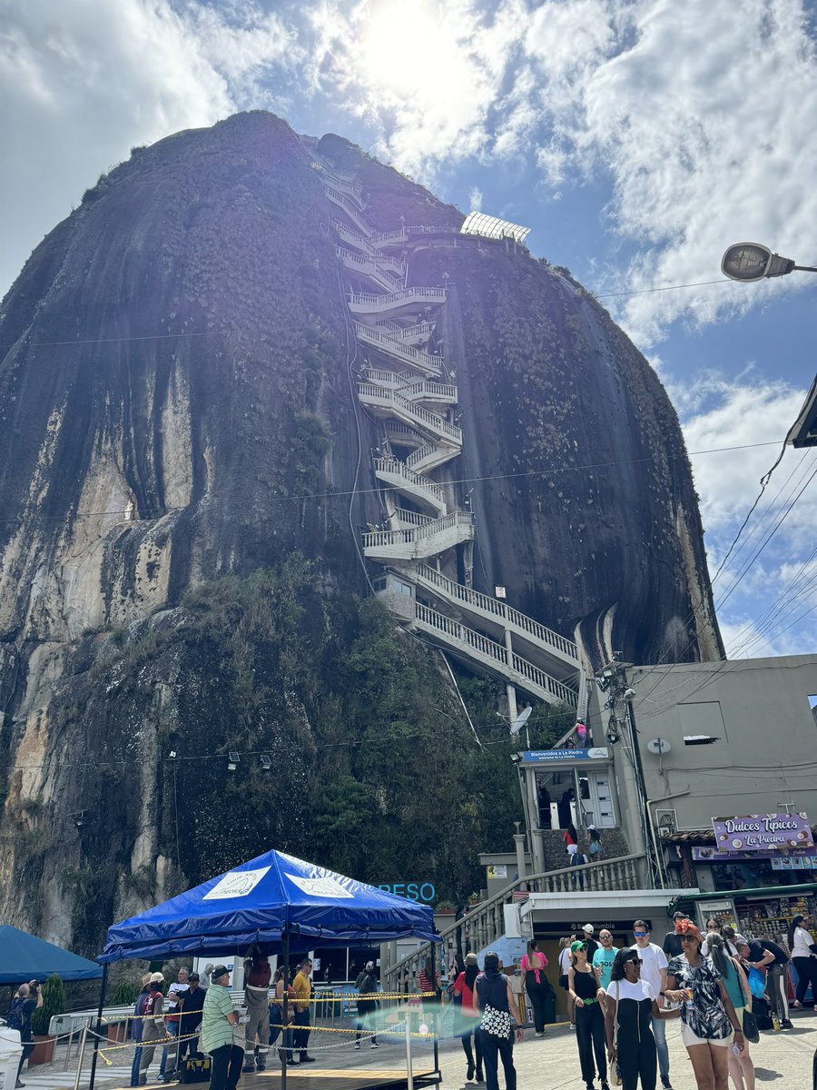 unanunanu's tweet photo. メデジンからバスで2時間ピエドラ・デル・ペニョル🇨🇴
全く期待せずにとりあえず来てみたくらいのノリでしたが、あまりの絶景に驚きました。これまで見た絶景のトップ10入り。でもなぜか写真を通すと1/100くらいになる。
美しすぎて、この場から中々離れることができなかった💭南米にはまだ見ぬ秘境がたくさんあるなぁ。ぜひ肉眼で見てほしい🥹