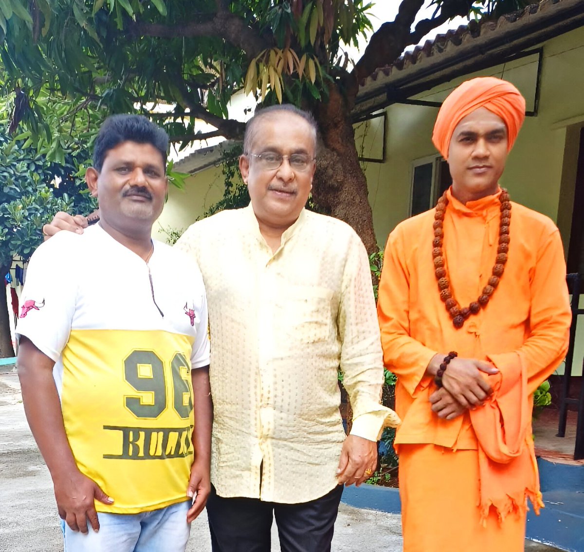 basavayogi8's tweet photo. ನಾದಬ್ರಹ್ಮ ಹಂಸಲೇಖ ಅವರು ಬೆಂಗಳೂರಿನ ವಿಶ್ವ ಕಲ್ಯಾಣ ಮಿಷನ್, ಬಸವ ಗಂಗೋತ್ರಿ ಆಶ್ರಮಕ್ಕೆ ದಿ. 03-11-2024 ರಂದು ಭೇಟಿ ನೀಡಿದರು.
#VishwaKalyanaMission #Basavanna #StatueofDivinity #Hamsalekha https://t.co/51dUM3Ul7e