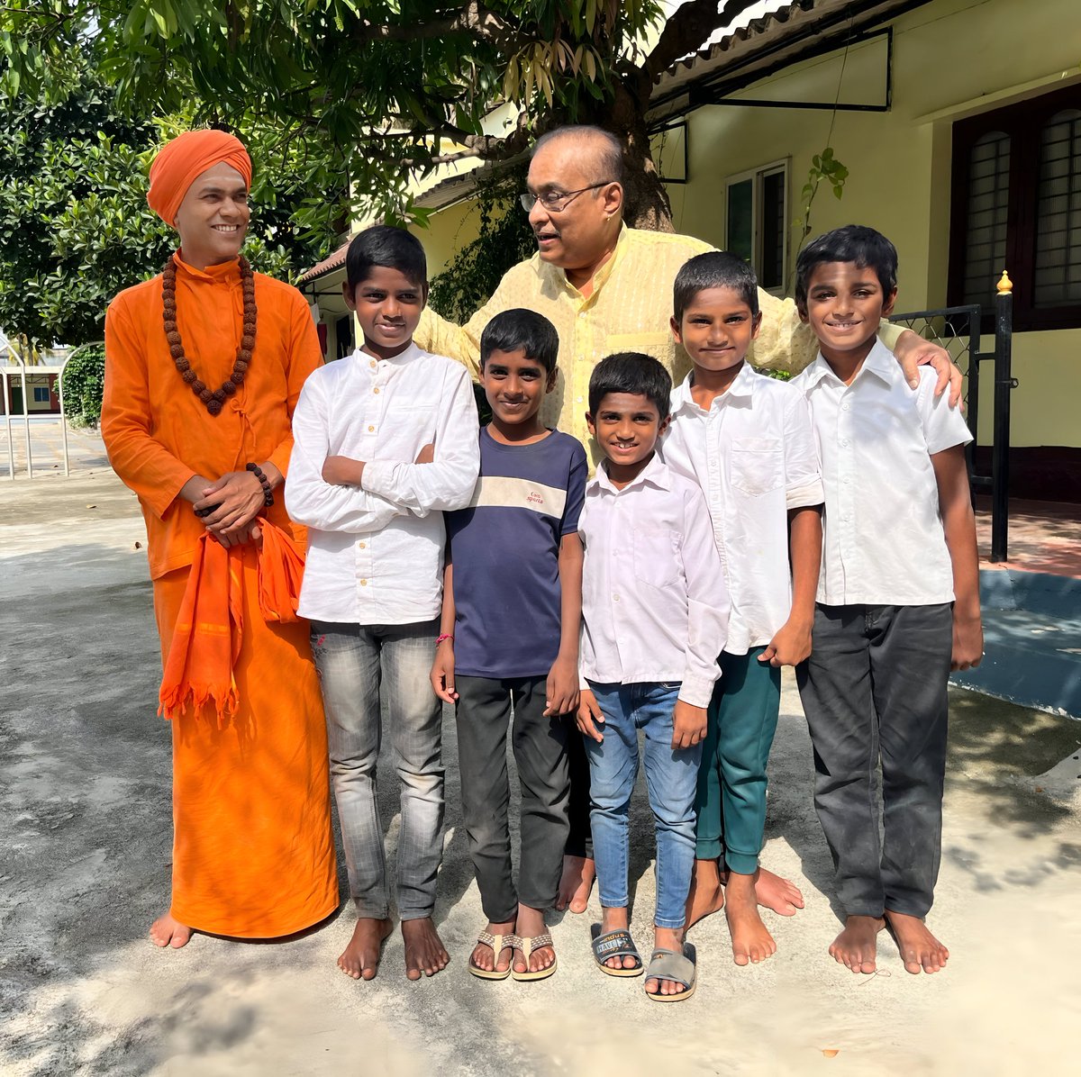 basavayogi8's tweet photo. ನಾದಬ್ರಹ್ಮ ಹಂಸಲೇಖ ಅವರು ಬೆಂಗಳೂರಿನ ವಿಶ್ವ ಕಲ್ಯಾಣ ಮಿಷನ್, ಬಸವ ಗಂಗೋತ್ರಿ ಆಶ್ರಮಕ್ಕೆ ದಿ. 03-11-2024 ರಂದು ಭೇಟಿ ನೀಡಿದರು.
#VishwaKalyanaMission #Basavanna #StatueofDivinity #Hamsalekha https://t.co/51dUM3Ul7e