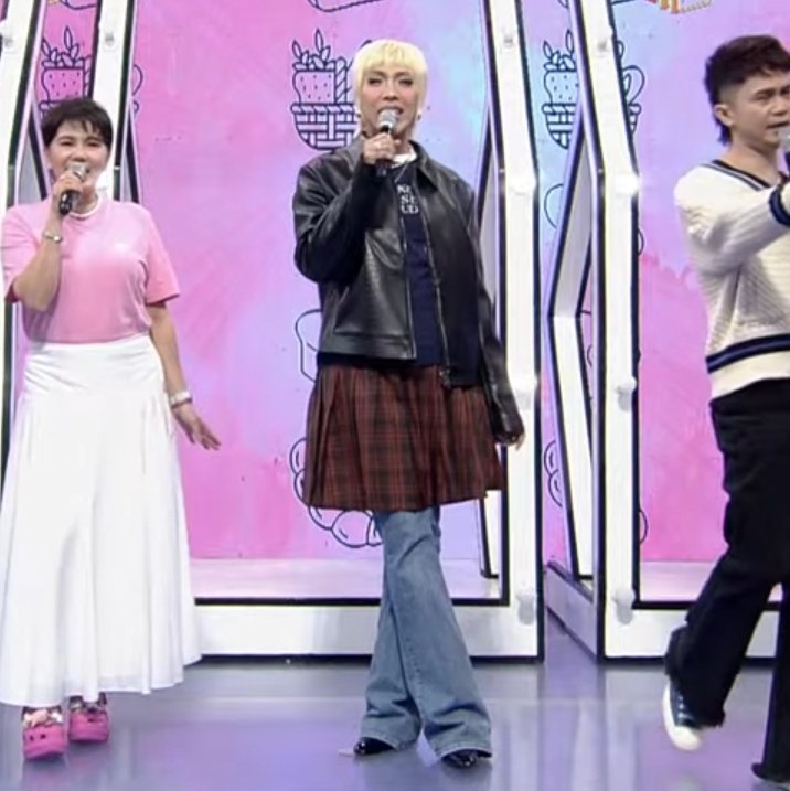 Yung outfit ni Vice Ganda parang yung outfit ni Chenle nung Hot Sauce era🤣😭