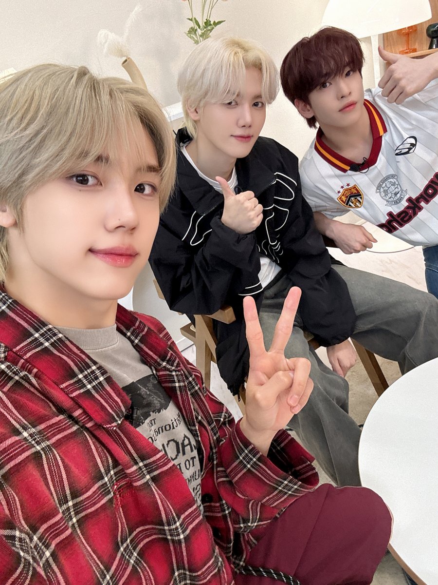 CRAVITYstarship's tweet photo. [📸] 
[for. LUVITY] 크터뷰 시즌2 #8 앨런&amp;민희&amp;성민 - 𝙎𝙀𝙇𝙁𝙄𝙀 𝙎𝙋𝙊𝙄𝙇𝙀𝙍🤳
⠀
잠시 후 8PM!
크래비티 공식 팬카페에서 함께하세요💫
⠀
#CRAVITY #크래비티
#앨런 #민희 #성민
#LUVITY #러비티
#CRAVITY_INTERVIEW #크터뷰 https://t.co/cwvAt83EiV