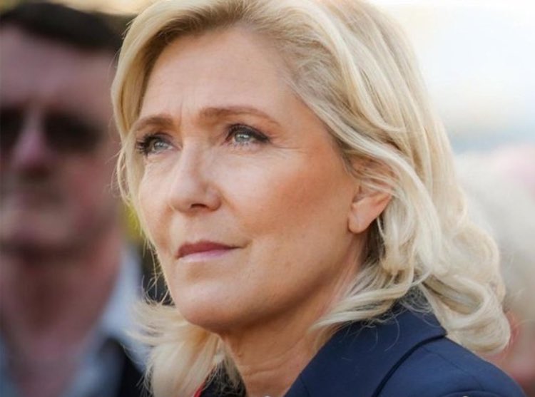 Resistance_SM's tweet photo. Pas d’arrangement avec m.barnier @MLP_officiel @J_Bardella @v_joron @JphTanguy @sebchenu la majorité du peuple Français l’exige non seulement la démission d’e.macron celle de m.barnier le gouvernement macron doit #tomber 7 ans de #malheurs #stop sinon le parti #RN  sera fini. https://t.co/WH7wrBiWIv