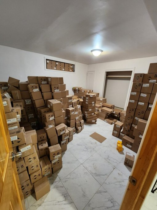 🚨Yvelisse Guzman Batista and Cristopher Guzman, a husband-and-wife duo from Kew Gardens Hills, were arrested for allegedly running a $2M stolen goods operation. 

Prosecutors claim the couple directed shoplifting crews to steal items, bribed truck drivers to divert shipments.