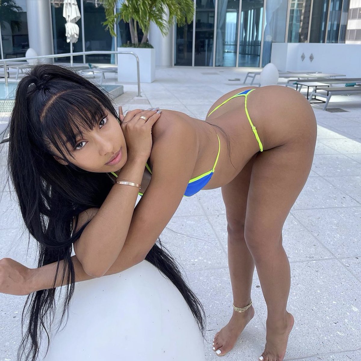 RapDailyNews's tweet image. 10k in cash or spend a week with Rubi Rose?