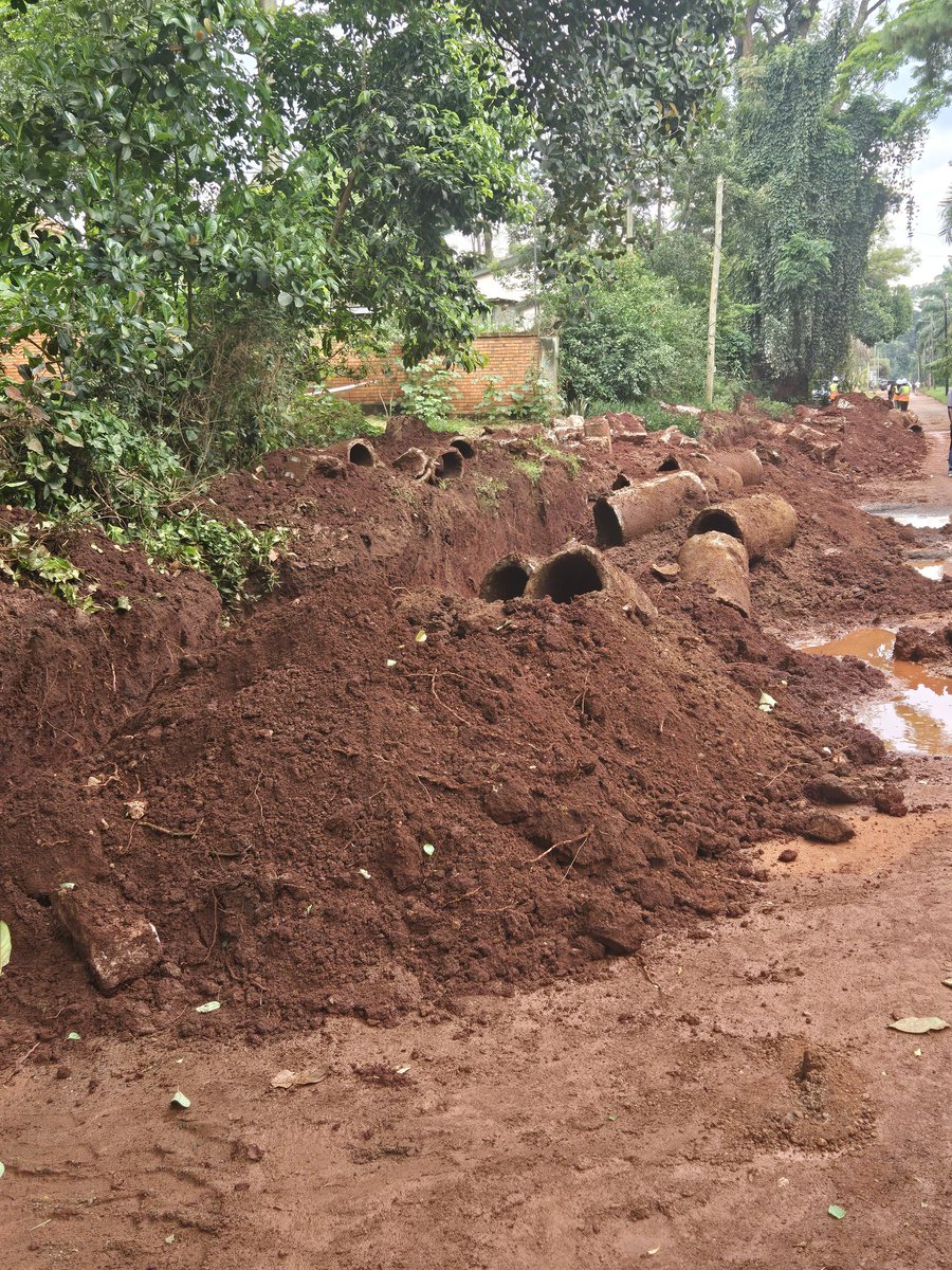 MauriceMugisha's tweet photo. This explains the flooding in Kampala, our drainage network is clogged. It's clear we will need to open up the channels and re-do our entire network in the city centre! 

📸 Kololo: Golf Course Road 👇 https://t.co/XiYRL3vj8d