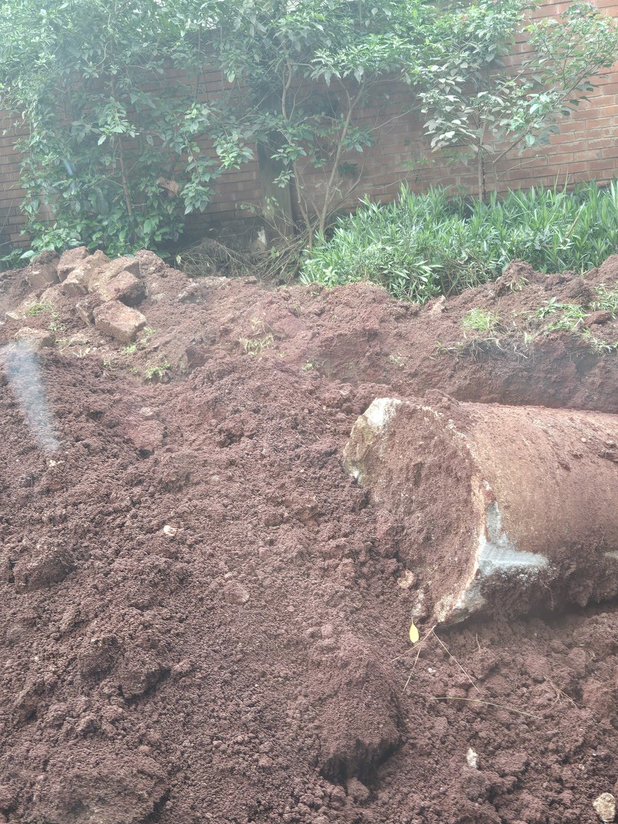 MauriceMugisha's tweet photo. This explains the flooding in Kampala, our drainage network is clogged. It's clear we will need to open up the channels and re-do our entire network in the city centre! 

📸 Kololo: Golf Course Road 👇 https://t.co/XiYRL3vj8d